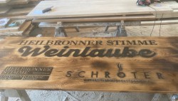 Kundenprojekt: Holzschild auf dem Heilbronner Weinfest!